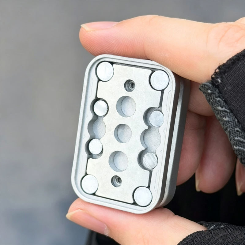 インフィニット・フィジェット・スライダー 磁気プッシュカード - Cool Office Tech Gadgets のレビューと価格