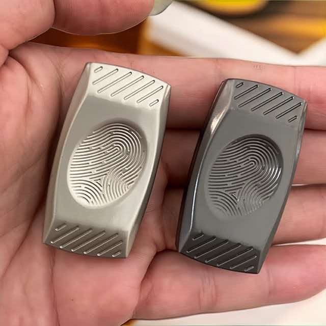 指紋認証メタル製磁気触覚スライダー 静音 ADHD不安解消  - Cool Office Tech Gadgets のレビューと価格